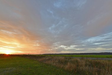 Güzel kırsal alanlar, sonbahar manzaraları ve gün batımları..