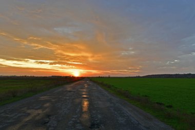 Güzel kırsal alanlar, sonbahar manzaraları ve gün batımları..