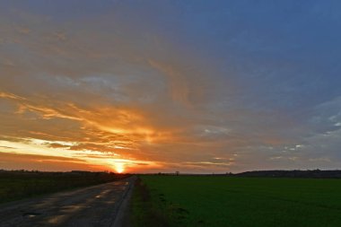 Güzel kırsal alanlar, sonbahar manzaraları ve gün batımları..