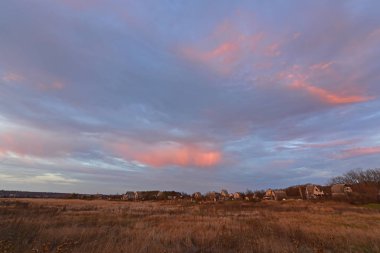 Güzel kırsal alanlar, sonbahar manzaraları ve gün batımları..