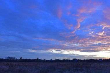 Güzel kırsal alanlar, sonbahar manzaraları ve gün batımları..