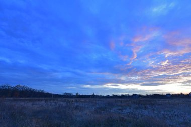 Güzel kırsal alanlar, sonbahar manzaraları ve gün batımları..