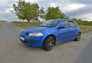 Rybnitsa, Moldova 09.24.2019. Sonbahar manzarası üzerine Hatchback fotoğraf çekimi.