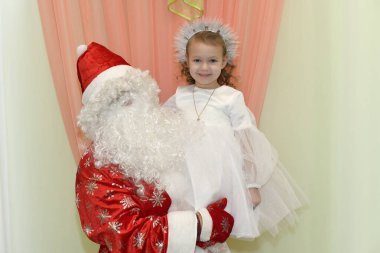 Yılbaşı ve Noel en parlak ve en nazik aile tatilidir. Aile çevremizde tüm akrabalar ve arkadaşlarla kutlanır..