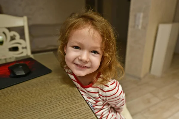 Schöne Kleine Mädchen Posiert Für Papa Der Küche — Stockfoto