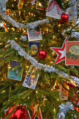 Noel ağacı süslemeleri, dekorasyon. Bir sürü süslü Noel ağacı..