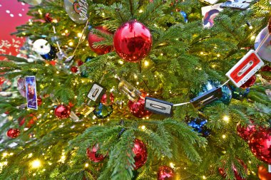 Noel ağacı süslemeleri, dekorasyon. Bir sürü süslü Noel ağacı..