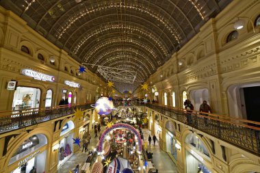 Rusya Moskova şehri 12 / 29 / 2019. Sakız - Moskova 'nın merkezinde büyük bir alışveriş merkezi, Yeni Yıl Dekoru.