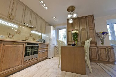 Modern bir dairede şık bir iç mekan. Ev tasarımı için fikir.