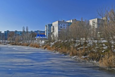 Bir şehir eğlence parkında kış manzarası.