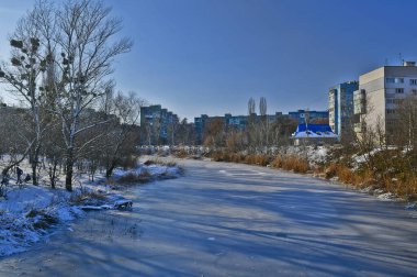 Bir şehir eğlence parkında kış manzarası.