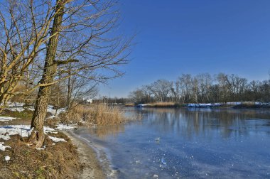 Bir şehir eğlence parkında kış manzarası.
