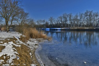 Bir şehir eğlence parkında kış manzarası.