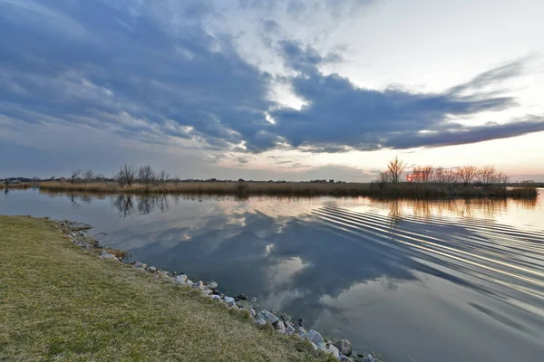 Nehirde Güzel Bir Bahar Günbatımı — Stok fotoğraf