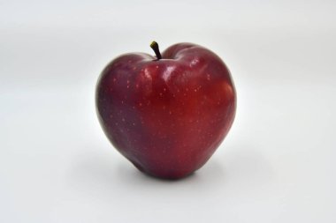 Kırmızı, sulu ve sağlıklı. Bol vitaminli elma..