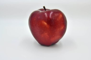 Kırmızı, sulu ve sağlıklı. Bol vitaminli elma..