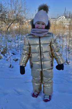 Genç bir kadın ve kızının ilk bahar fotoğrafları..