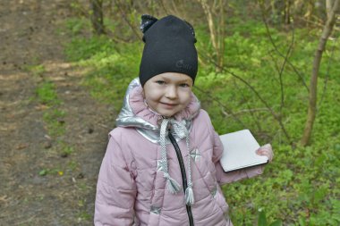 Bahar ailesi ormanda yürüyor. Gürültülü şehirlerden uzakta.