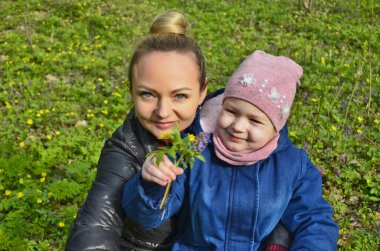 Bahar ailesi ormanda yürüyor. Gürültülü şehirlerden uzakta.