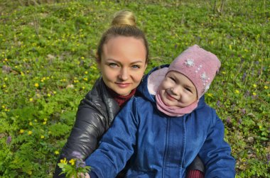 Bahar ailesi ormanda yürüyor. Gürültülü şehirlerden uzakta.