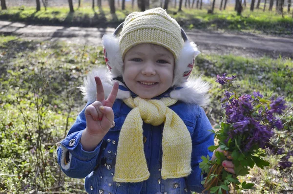 Lente Familie Wandeling Het Bos Weg Van Luidruchtige Steden — Stockfoto