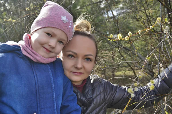 Promenade Familiale Printanière Dans Forêt Loin Des Villes Bruyantes — Photo