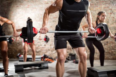 egzersiz yaparken kas sportif kişi