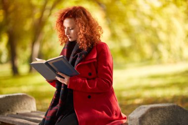 Kızıl saçlı erkek doğa kitap okumak