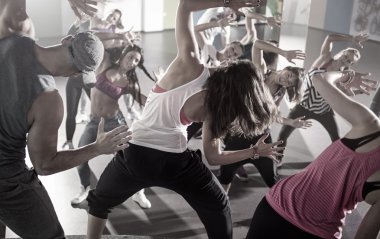 Grup dansçılar fitness eğitimi