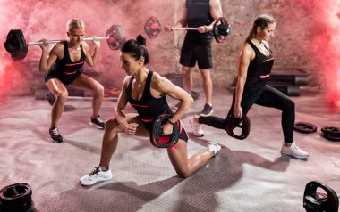 sağlıklı insanlar ağırlıkları ile egzersiz yaparak