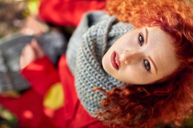 Bir portre kıvırcık kız Üstten Görünüm  