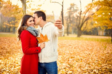 Kadın ve adam öpücük Park, selfie