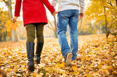 Arkadan görünüşü elele Çift 