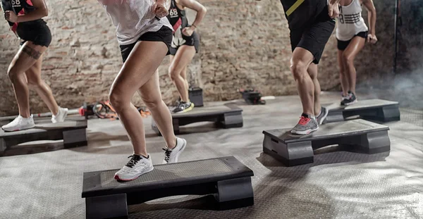 Groepstraining op stepper — Stockfoto