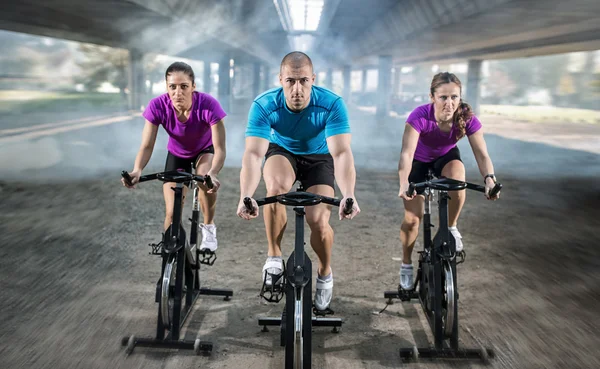 Sport människor utbildning cykel ridning — Stockfoto