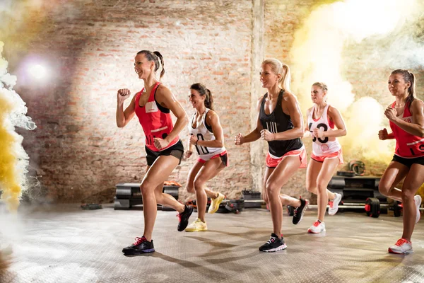 Gruppo di donne allegre sulla classe di formazione — Foto Stock