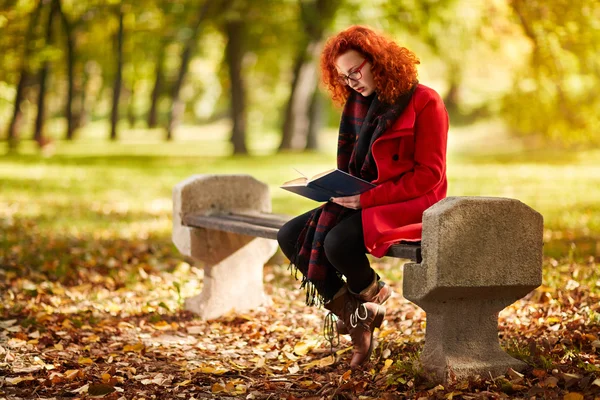 Girl read book in nature — Stock Photo, Image