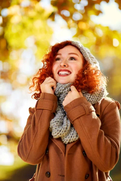 Cheerful woman in nature — Stock Photo, Image
