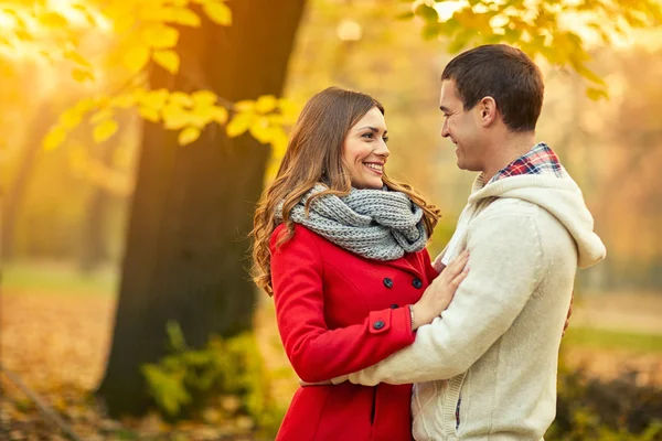 Fröhliches verliebtes Paar im Park — Stockfoto