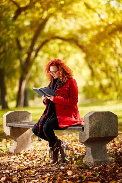 Vrouw Lees boek in park — Stockfoto