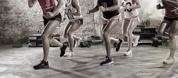 Groep van vrolijke vrouwen op training klasse — Stockfoto