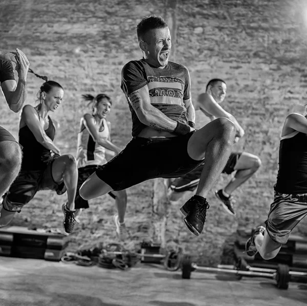 Bir grup insan kardiyo fitness egzersiz pratik — Stok fotoğraf