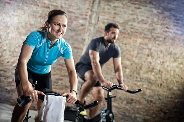 Gülümseyen kadın fitness eğitim Bisiklet — Stok fotoğraf