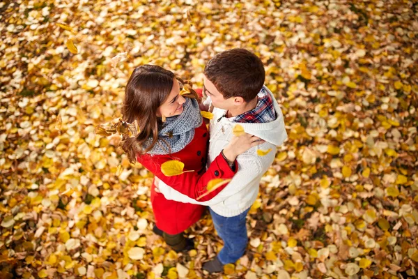 Abraçando casal apaixonado no parque — Fotografia de Stock