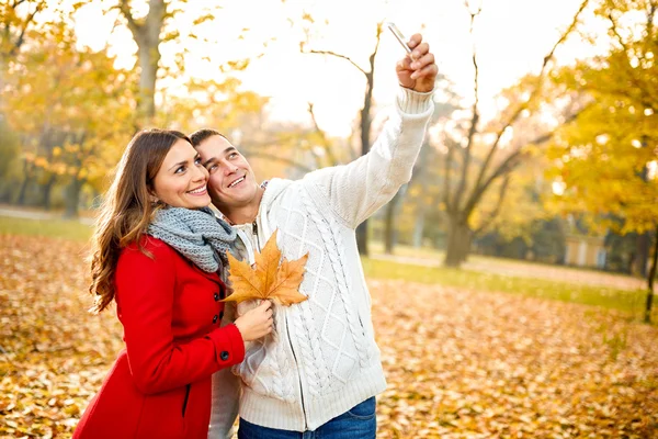 Selfie na podzim v parku — Stock fotografie