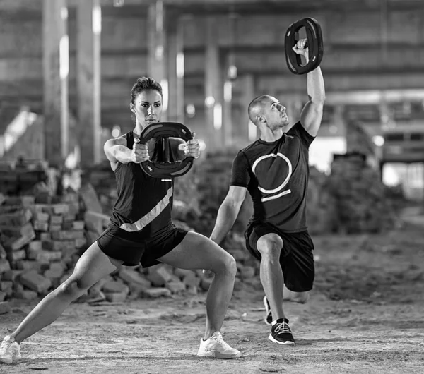 Mladí lidé, cvičení s váhami — Stock fotografie