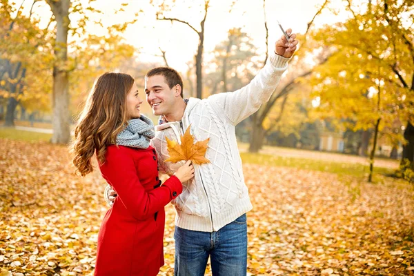 Paar nemen selfie in bos — Stockfoto