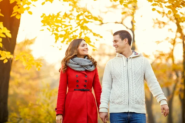 Romantiska par promenader i parken — Stockfoto