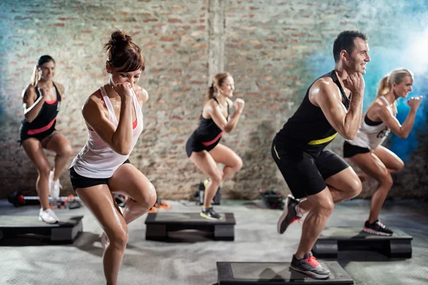 Gruppträning på steppers — Stockfoto