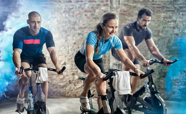 Cykling fitness klass — Stockfoto